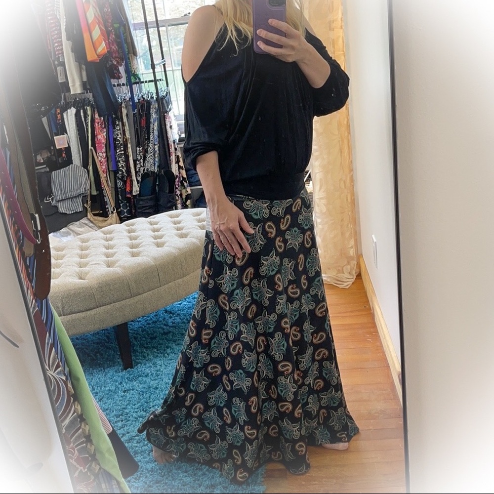💕NWT Super Cute Black Paisley Lularoe Maxi Skirt